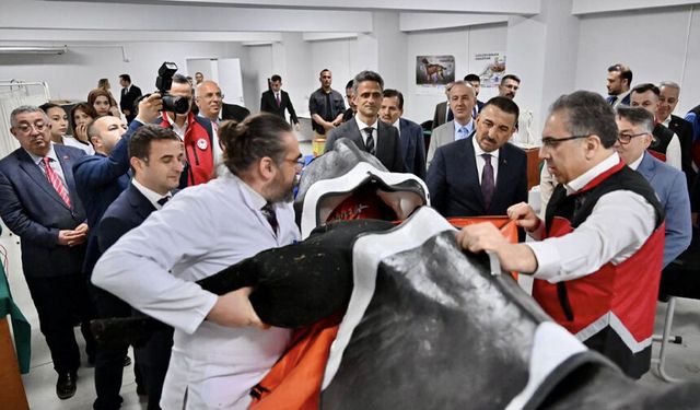 Bakan Yardımcısı Gümen Türkiye’nin ilk klinik laboratuvarını inceledi