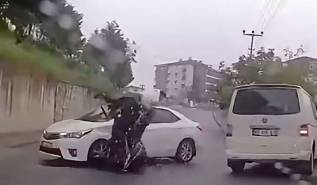 Alaplı’da motosiklet kazası kamerada: 1 yaralı