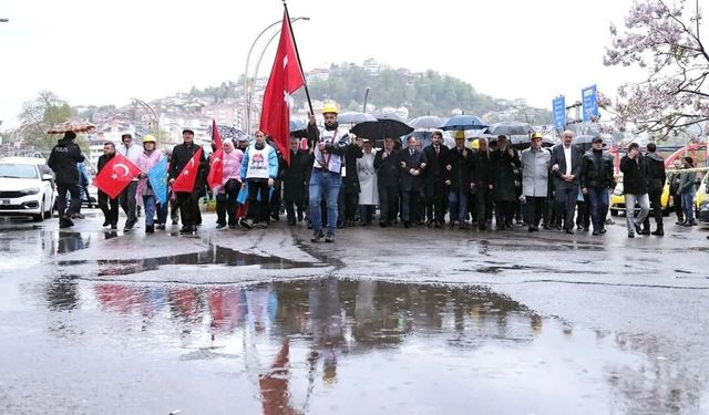 Zonguldak'ta yağmura rağmen 1 Mayıs kutlandı