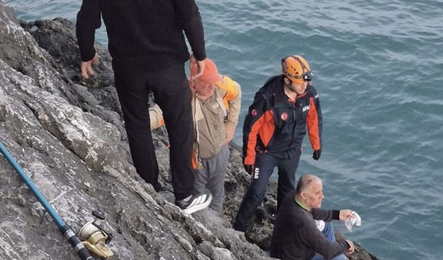 Kayalıklardan düşen amatör balıkçıyı ekipler kurtardı