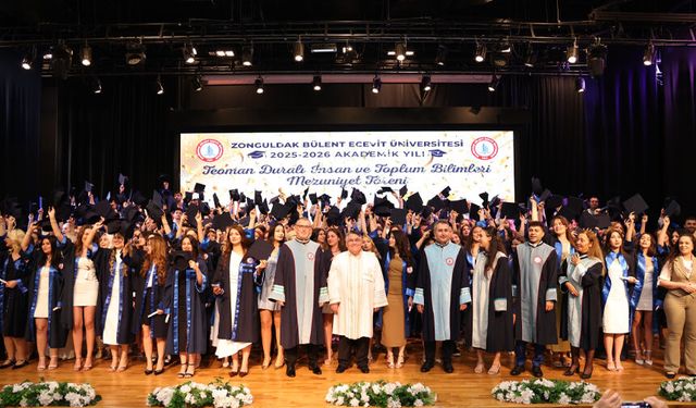 Teoman Duralı İnsan ve Toplum Bilimleri Fakültesi'nde mezuniyet sevinci
