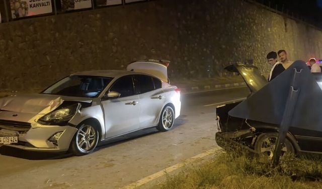 Polis mevkinde kaza: İki otomobil kafa kafaya çarpıştı