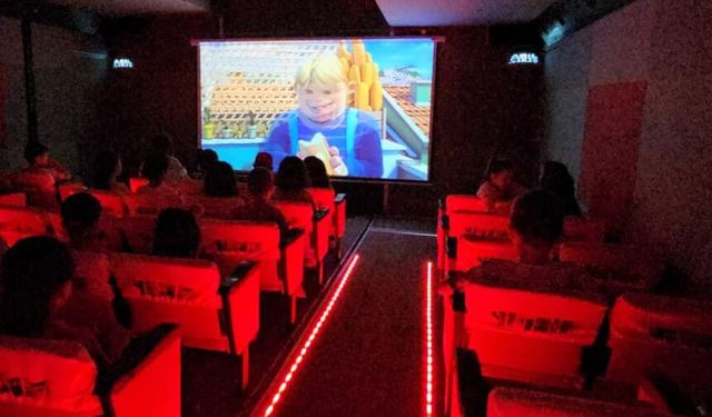 TRT Sinema Tırı Zonguldak'ta çocuklarla buluştu