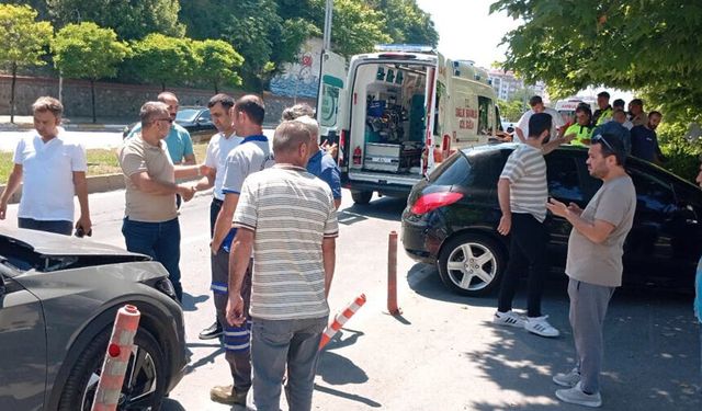 Kontrolden çıkan araç cami avlusuna daldı