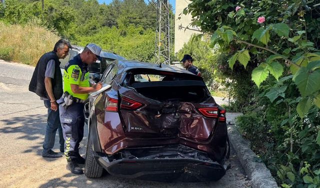 Yokuş çıkarken geri kayan otomobil ağaca çarptı: 3 Yaralı