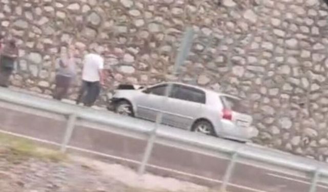 Gökgöl'de bariyere ve duvara savrulan otomobildeki yolcu hastanelik oldu