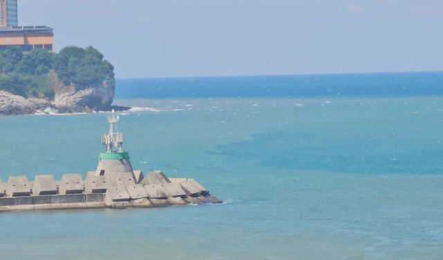 Sağanak sonrası deniz kahverengiye büründü