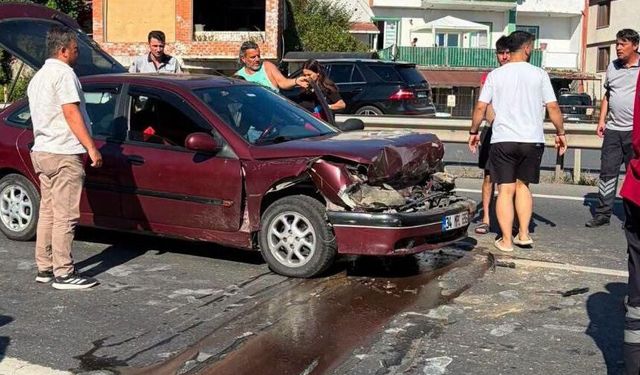 Kamyona arkadan çarpan otomobilde 2 kişi yaralandı