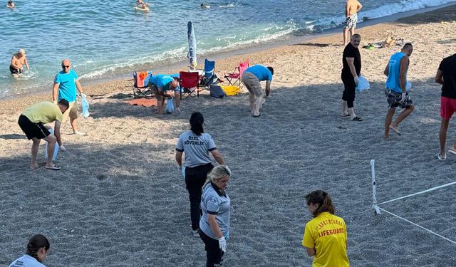 Kapuz Plajı'nda örnek mesai: Ekipler izmarit ve çöpleri tek tek topladı