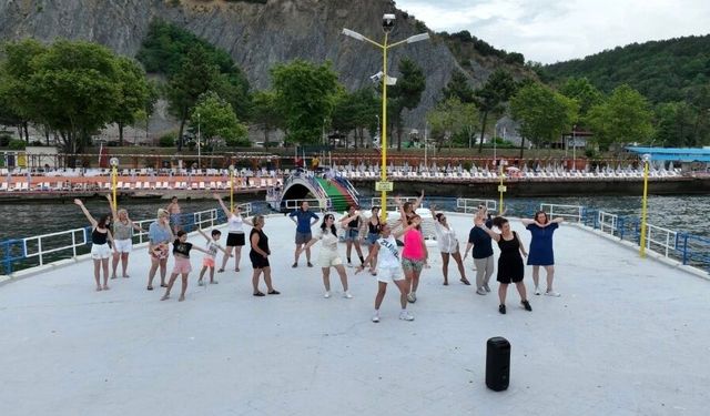 Barış Plajı'nda zumba coşkusu