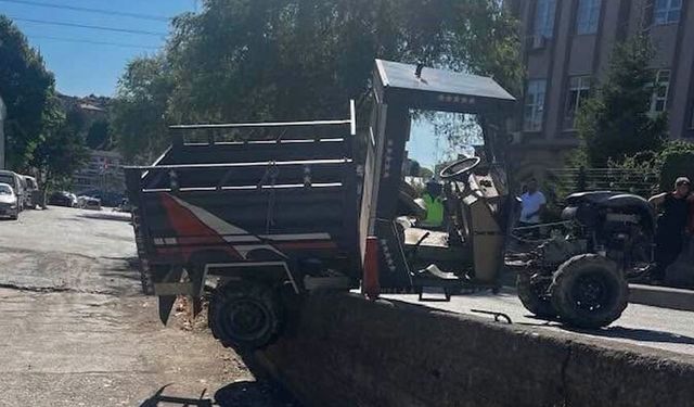 Park halindeki iki araç kaza yaptı: Pat Pat iş yerine düştü