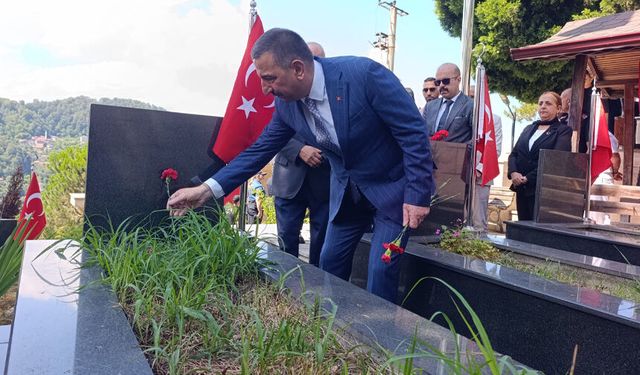 15 Temmuz'da kahramanların kabrine karanfiller bırakıldı