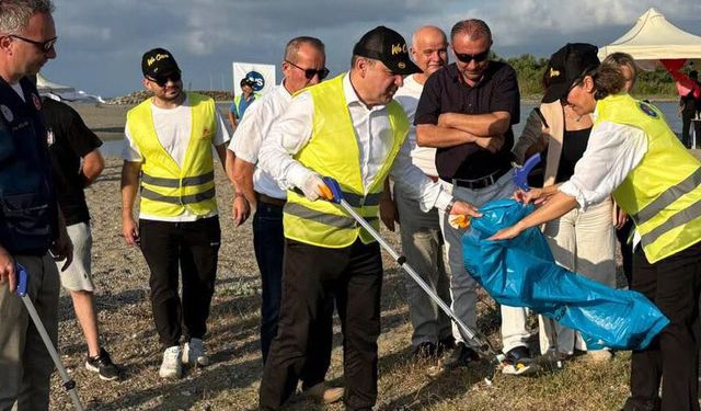 Milletvekili Ahmet Çolakoğlu, çöp topladı