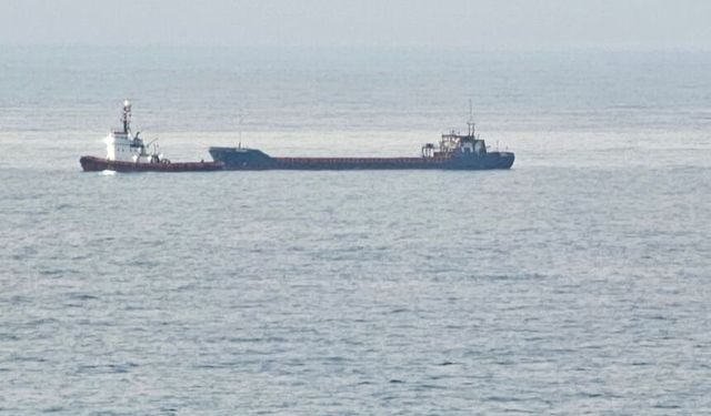 Karadeniz’de saldırıya uğrayan kargo gemisi Zonguldak açıklarına getirildi