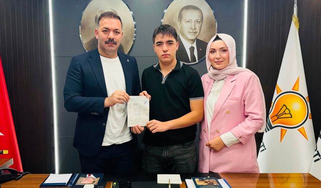 Mustafa Çağlayan’ın oğlu Arda Şenol Çağlayan 18 yaşında AK Parti’ye üye oldu