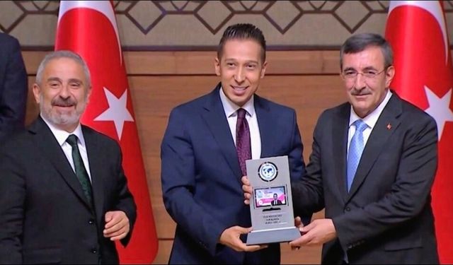 Gazeteci Cem Açıkgöz'e ödül