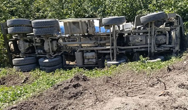 Beton Mikseri şarampole uçtu: Sürücü yaralandı