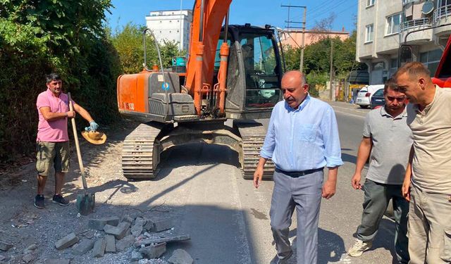 Gökçebey’de bozulan kaldırımlar yenileniyor