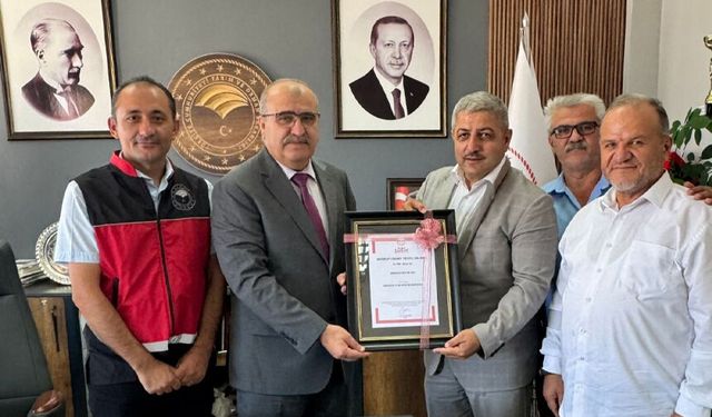 Zonguldak Arı Yetiştiricileri Birliği, kestane balı tescil belgesini il müdürüne takdim etti