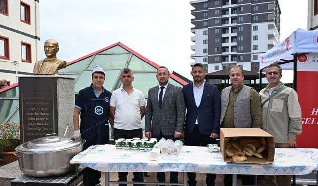 Üniversite öğrencilerine sıcak çorba ikramı
