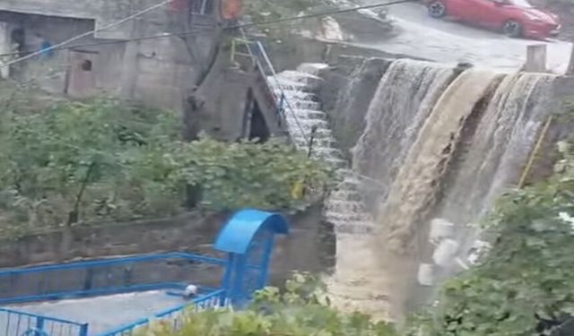 Birlik’te yağmur kabusu: Sokak şelaleye döndü!