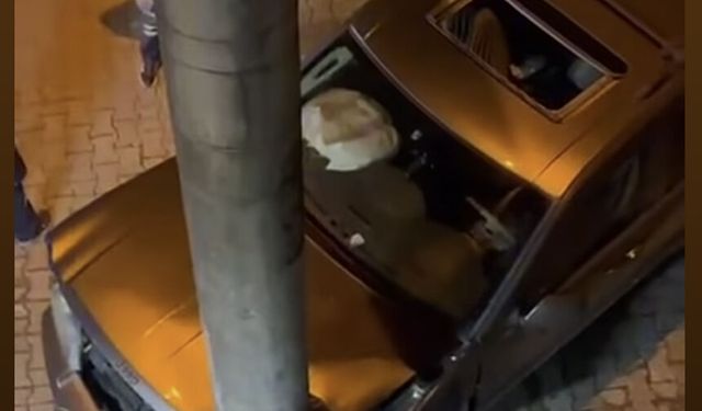 Devrek’te cip elektrik direğine çarptı, sürücü aracı bırakıp kaçtı