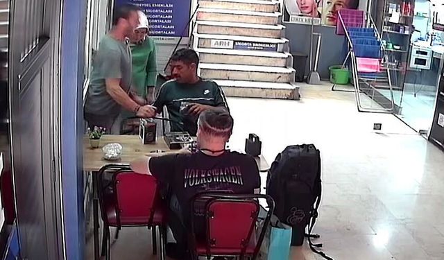 Ürün tanıtırken esnafı şokladı, sarılarak özür diledi