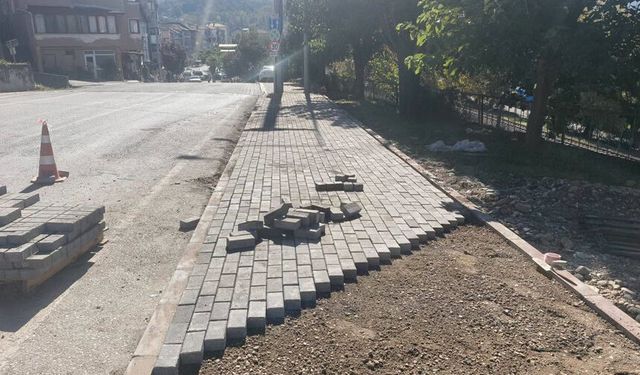 Gökçebey’de tretuvar çalışmaları sürüyor