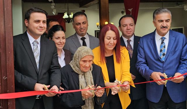81 yaşındaki Şahinde Ermiş 20 yıllık aranın ardından ikinci sergisiyle sanatseverlerin karşısına çıktı