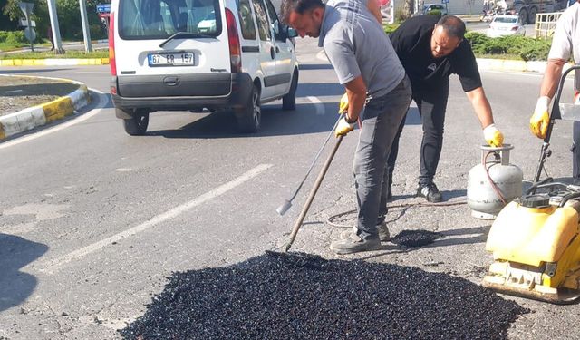 Belediyeden tüplü sıcak asfalt mesaisi
