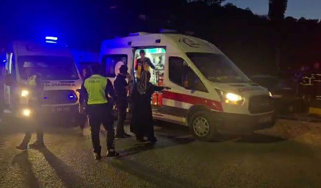 Kavşakta iki araç çarpıştı: 6 yaralı