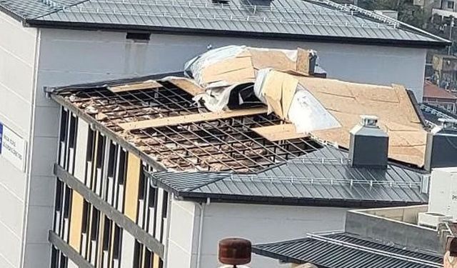Fırtına kız öğrenci yurdunun çatısını uçurdu
