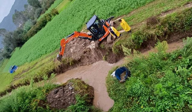 Topçalı veliler sokağın yüzey suyu taşkın sorunu çözülüyor