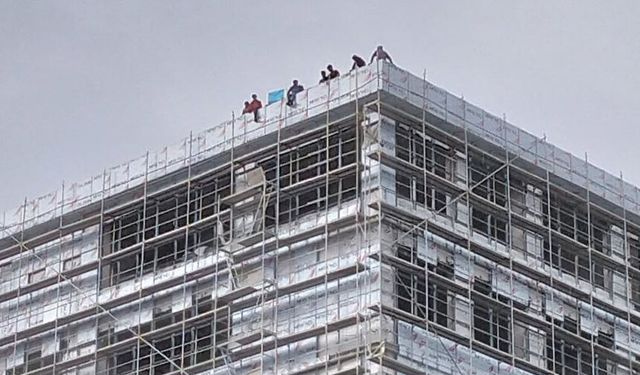 Maaş alamayan inşaat işçileri çatıda eylem başlattı