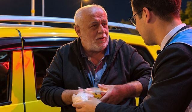 İYİ Gençlik’ten gece mesaisindekilere sıcak çorba ikramı