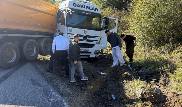 İl Başkanı, kaza yapan sürücünün yardımına koştu