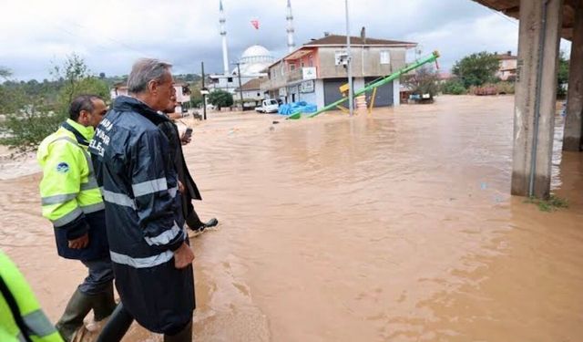 Karasu'yu sel vurdu: Karayolu ulaşıma kapandı