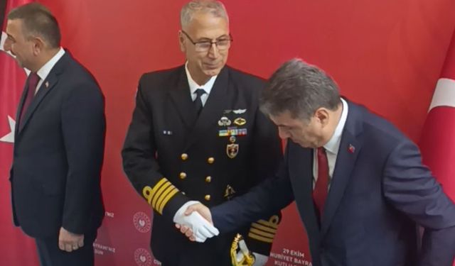 Tahsin Erdem, komutanla tokalaşmayı yine unuttu!