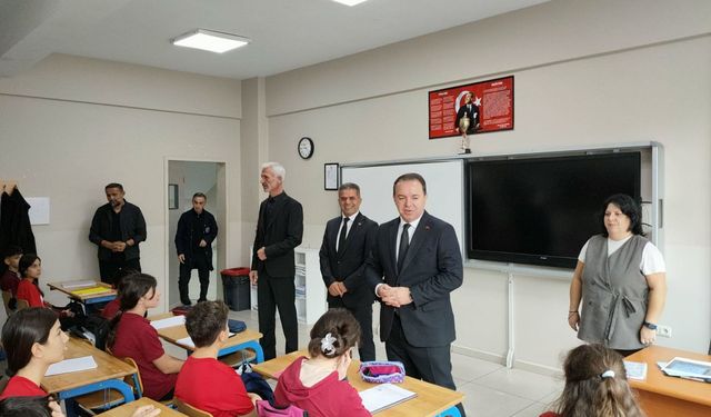 Uygar Keskin, Gazi Ortaokulunda öğrencilerin taleplerini dinledi