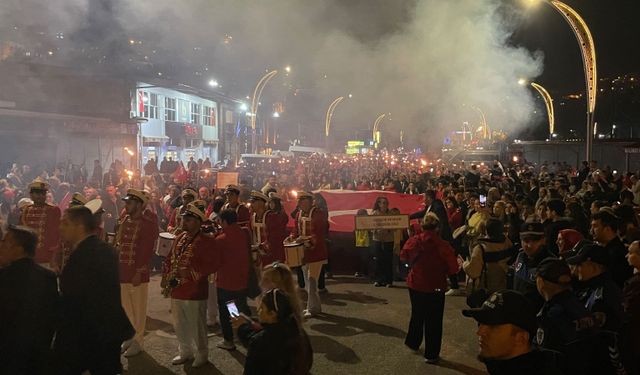 Zonguldak'ta Türk Bayraklarıyla Cumhuriyet yürüyüşü