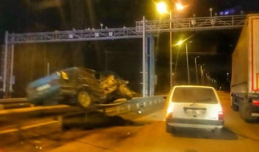 Kaza yapan otomobil bariyerlerin üzerinde asılı kaldı