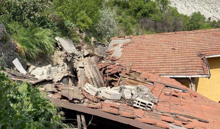 Heyelan nedeniyle 4 ev boşaltıldı