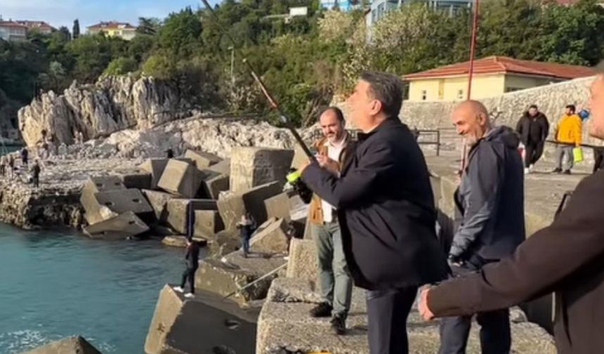 Belediye Başkanı, Liman arkasında balık tuttu...