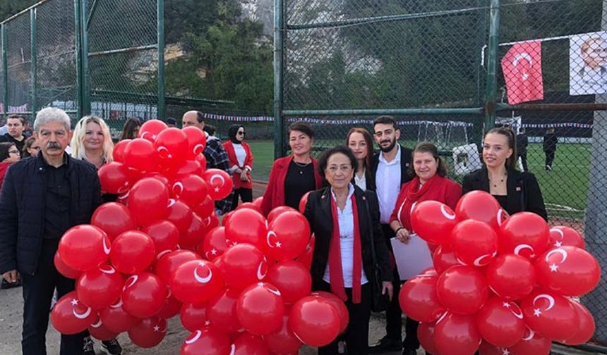 Kozlu CHP, balon ve Cumhuriyet Gazetesi dağıttı