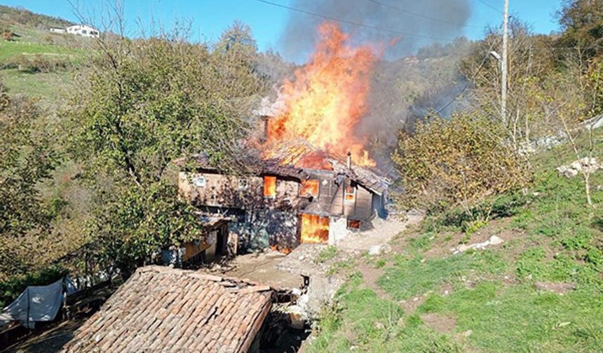 2 Katlı ahşap ev alevlere teslim oldu