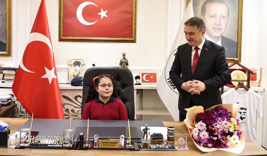 Başkan Erdem, Miray Cevizdibi'ne koltuğu devretti