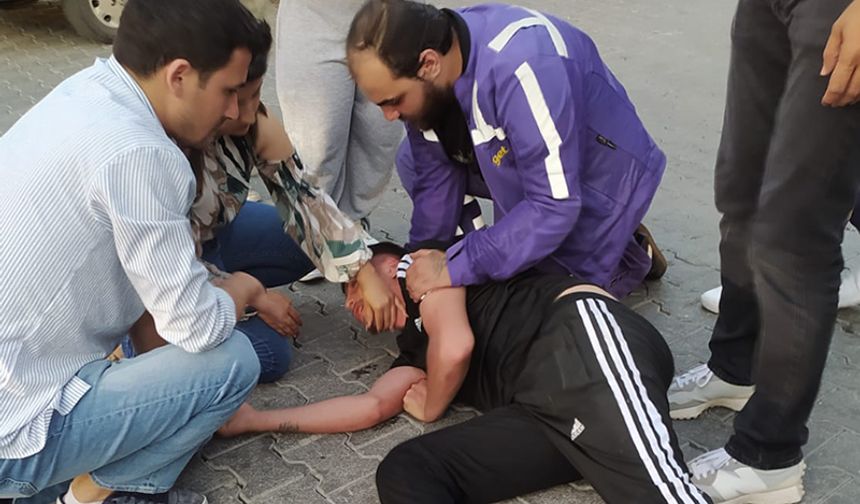 Yolda nöbet geçiren gence erkek hemşire müdahale etti