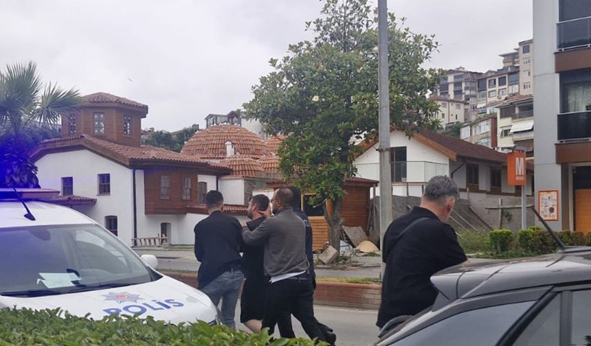 Maden Mühendisi tanımadığı kadına gül vermek istedi, reddedilince bıçak gösterdi