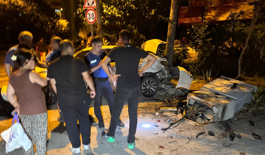 Otomobil, park halindeki 3 araca çarptı; alkollü sürücü yaralı