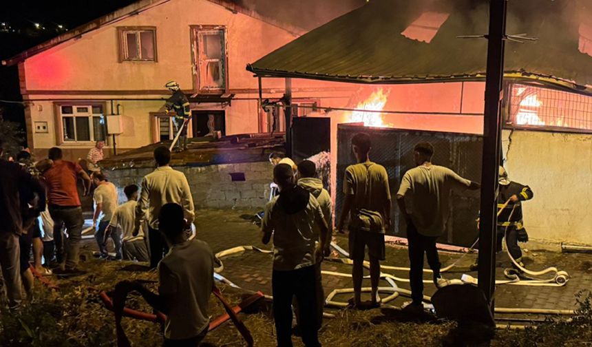 Zonguldak'ta alevler gökyüzünü sardı, 4 ev ve 1 işyeri yandı
